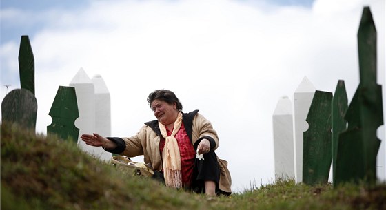 Bosácká ena pláe na hrobech svých blízkých, které  bhem války zabily srbské