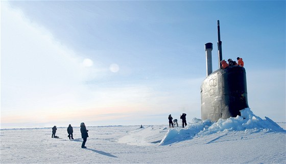 KDE JSME SE TO VYLOUPLI? Americká ponorka USS Connecticut vykukuje zpoza...