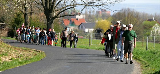 Odprci obchvatu proti stavb protestovali u loni dubnu. Vyrazili na pochod.