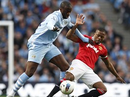 Yaya Touré (vlevo) z Manchesteru City se snaí obrat o mí Patrice Evru z