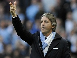 ODSTELTE JE. Trenér Roberto Mancini diriguje fotbalisty Manchesteru City v