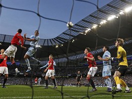 JEDINÝ GÓL DERBY. Vincent Kompany (tetí zleva) práv rozhoduje o vítzství