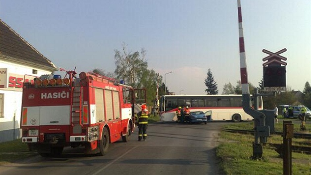 Nehoda auta a autobusu na pejezdu v Jeni.