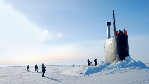 KDE JSME SE TO VYLOUPLI? Americk ponorka USS Connecticut vykukuje zpoza ledovho pkrovu.
