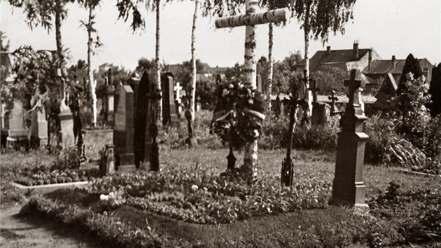 Provizorní hrob na hbitov v Charvátech (1945)