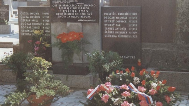 Hrob popravených obyvatel Kouan na hbitov v Charvátech.