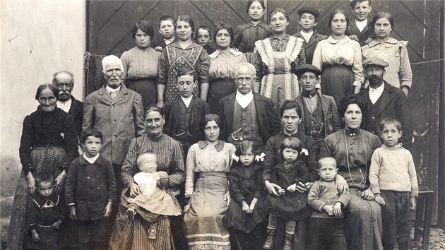 Typický rodinný snímek z válených let dobe ilustruje, e se eské zem