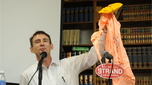 Chuck Palahniuk při prezentaci jedné ze svých knih Chuck Palahniuk při prezentaci jedné ze svých knih