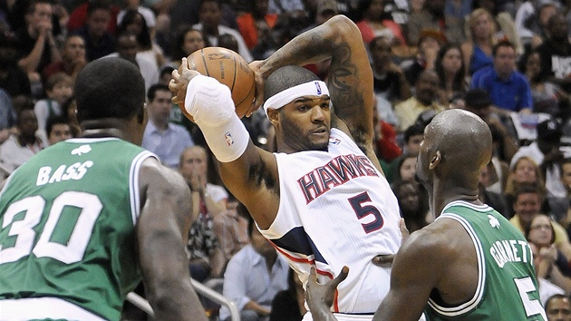 NEAHEJ NA M. Josh Smith z Atlanty uhýbá ped Kevinem Garnettem z Bostonu.