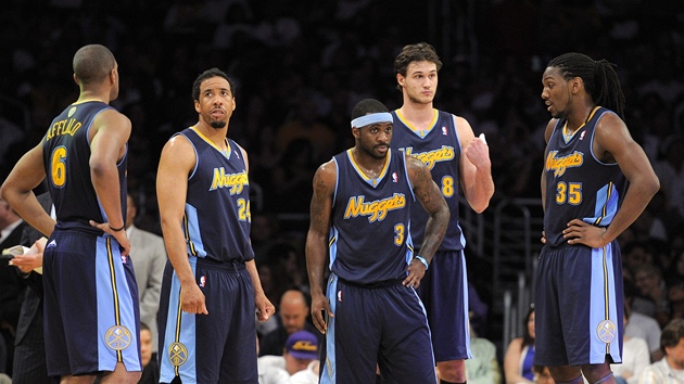 Zklamaní basketbalisté Denveru po prvním utkání s LA Lakers.Zleva: Arron