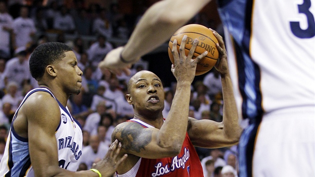 Caron Butler z LA Clippers obchází memphiského Rudyho Gaye (vlevo) a chystá se