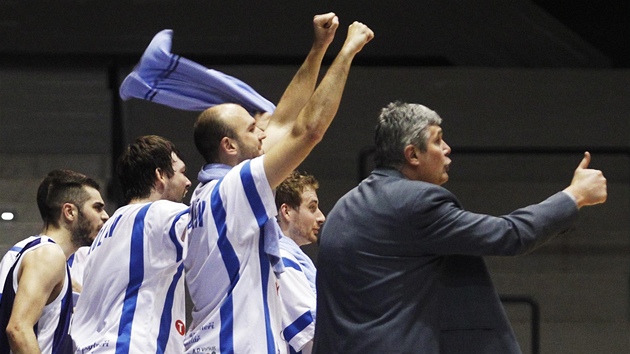 Lavička basketbalového Kolína vybouchla radostí. Vpravo trenér Predrag Benáček. Lavička basketbalového Kolína vybouchla radostí. Vpravo trenér Predrag Benáček.