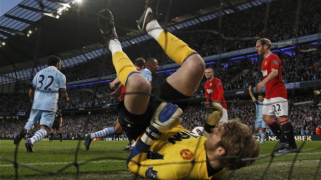 BEZ NROKU. David De Gea, brank Manchesteru United, neml proti hlavice Vincenta Kompanyho dnou anci.