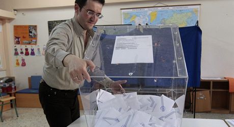 ekové sítají hlasovací lístky voli. Vybírali nové strany do parlamentu.