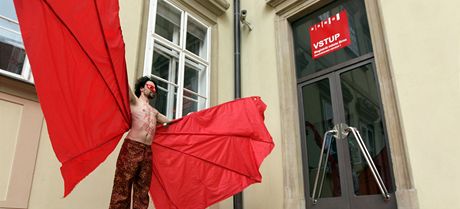 Na nádvoí Nové radnice v Brn se v pondlí 7. kvtna konal happenning sdruení Brno kulturní, které se zastalo provozování hudebního klubu Fléda.