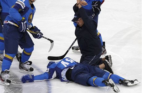 OMRÁENÝ. Roman Starenko z Kazachstánu bezvládn leí na led poté, co ho...
