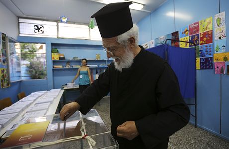 ecký duchovní u volební urny v Athénách. ecko v pedasných volbách rozhoduje