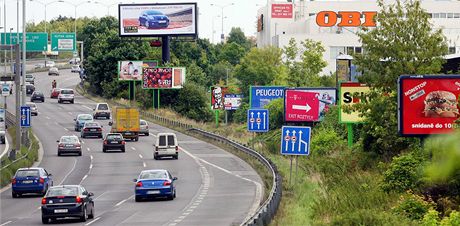 Billboardy stojí u eských silnic leckdy i tam, kde být nemají. U Prostjova se objevil naerno postavený megabillboard na kiovatce okamit po dokonení její pestavby. (Ilustraní snímek)