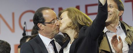 Francois Hollande s partnerkou Valerií Trierweilerovou pi oslav vítzství ve