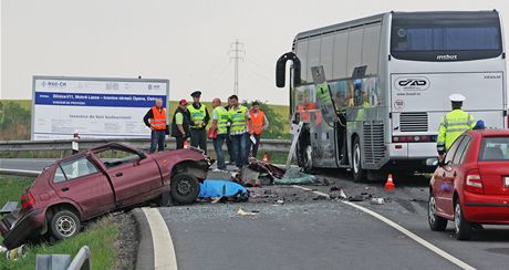 Kvtnová tragická nehoda autobusu se kodou Felicia na velmi frekventované silnici mezi Ostravou a Opavou.