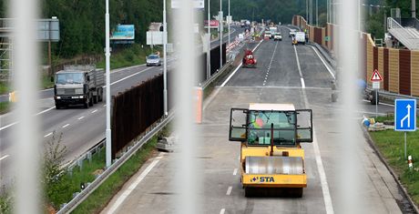 Hradubická silnice u je u Ohrazenic rozíená, ve tvrtek 3. kvtna ale stále