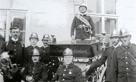 Foto libereckých hasi z roku 1912. V pozadí elita mezi hasii - lezec.
