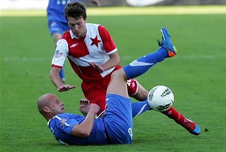 MLADÍK VERSUS MAZÁK. Slávistický mladík Daniel Veselý padá na ostravského