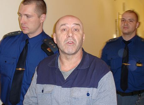 Eskorta pivádí k soudu Rudolfa Hradila, který je obalovaný z napadení dozorce
