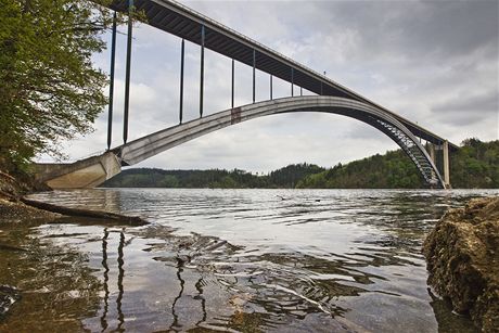 ákovský most je nejvtí jednoobloukový most bez táhla na svt.