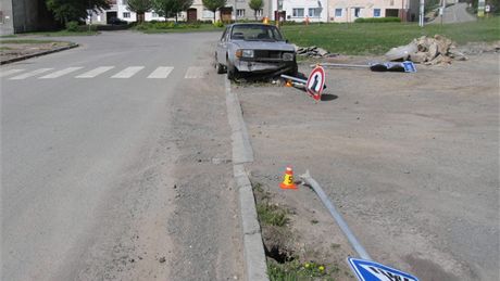 idi kradené kodovky nezvládl smyk a srazil ti znaky. Pak z místa radji