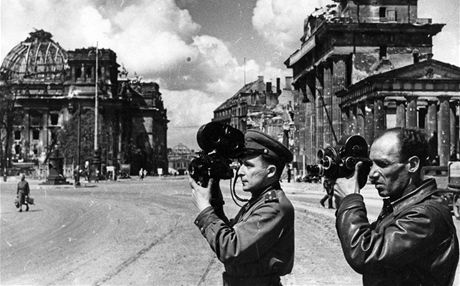 Sovttí kameramani dokumentují ruiny v centru Berlína v lét 1945. Ilustraní