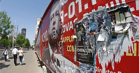 Srbové procházejí okolo potrhaných volebních plakát v Blehrad (3. kvtna
