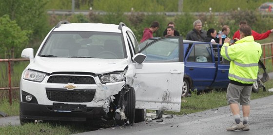 Stet dvou osobních automobil u Frýdku-Místku si nevyádal vánjí zranní. (ilustraní snímek)