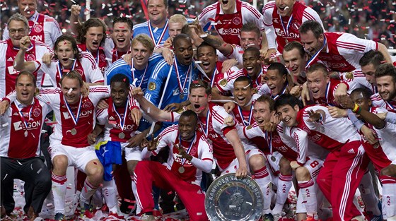 TITUL JE NÁ! Tým Ajaxu Amsterdam se raduje z triumfu v nizozemské lize po