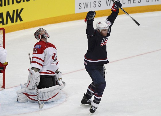 Paul Stastny slaví vítzný gól Jacka Johnsona v prodlouení duelu Spojených