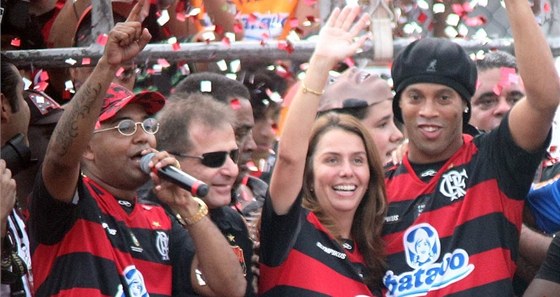 Ronaldinho se fanoukm Flamenga pedstavil s plnou parádou. Patrícia Amorimová...