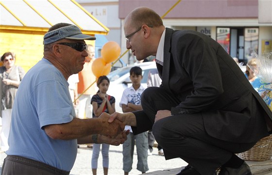 Pedseda sociální demokracie Bohuslav Sobotka (vpravo) hovoí s úastníkem