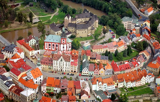 Goticko-románský hrad Loket na Karlovarsku