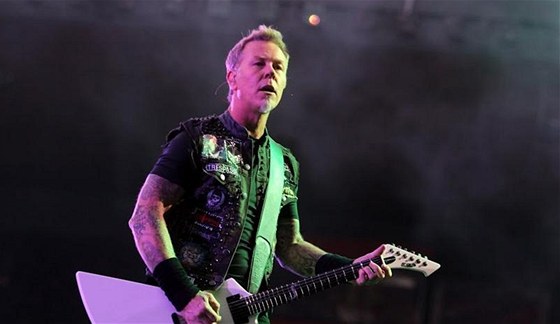 James Hetfield ml v prbhu koncertu v Praze interesantní vestu.