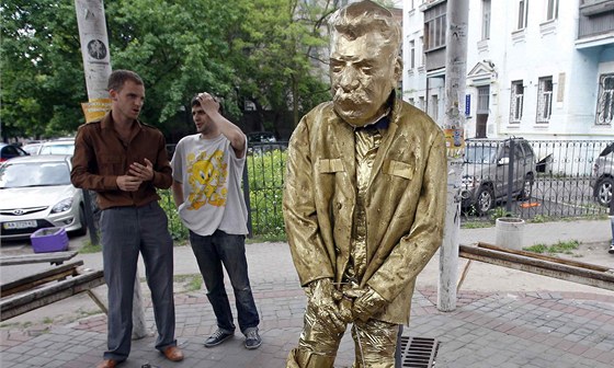 Sochu moícího Stalina policie v ukrajinském Lvov odstranila po nkolika
