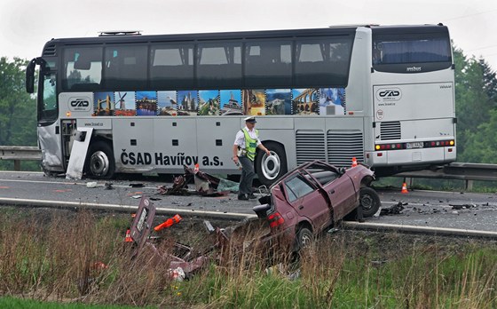 Tragická nehoda autobusu se kodou Felicia u Ostravy. (4. kvtna 2012)