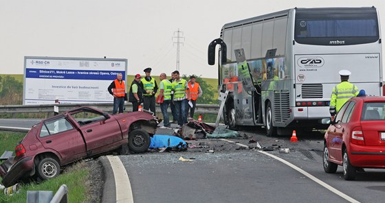 Kvtnová tragická nehoda autobusu se kodou Felicia na velmi frekventované silnici mezi Ostravou a Opavou.