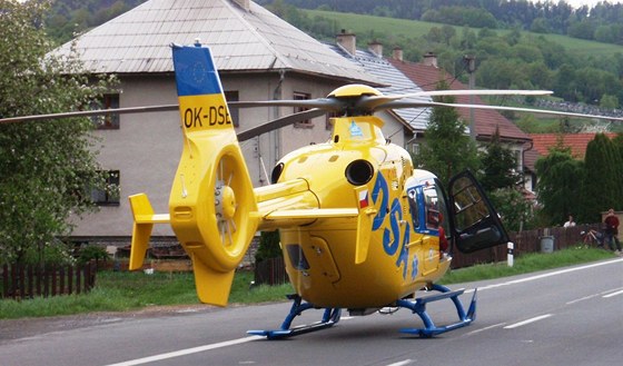 V Bohuovicích nad Ohí se motorká stetl s osobním autem. Motocyklistu musel do nemocnice pepravit vrtulník záchranné sluby. (Ilustraní snímek)