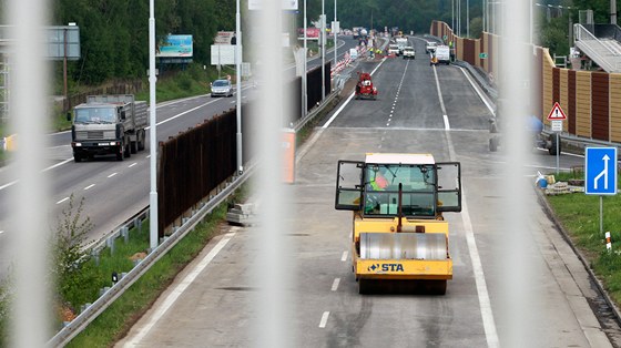 Hradubická silnice u je u Ohrazenic rozíená, ve tvrtek 3. kvtna ale stále