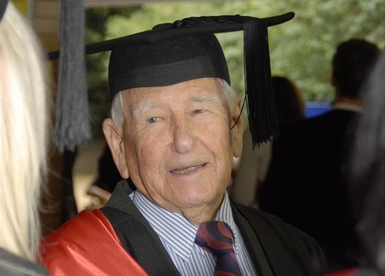 Allan Stewart získal diplom v 97 letech
