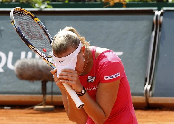 SLZY TSTÍ. Estonská tenistka Kaia Kanepiová se raduje z vítzství na turnaji