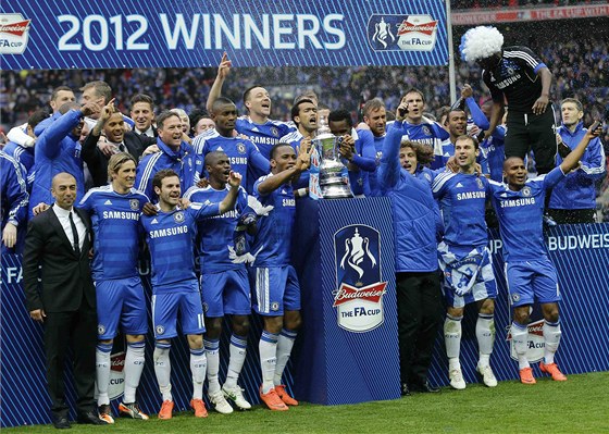AMPIONI. Fotbalisté Chelsea pózují s trofejí pro vítze FA Cupu.