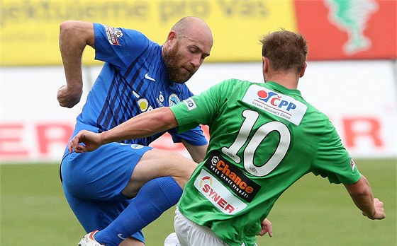 Tomá Jablonský (vpravo) se v minulém derby takhle snail ubránit libereckého Jiího tajnera.