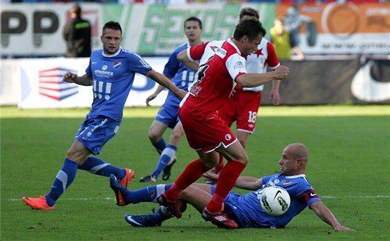 SKLUZ. Ostravský kapitán Martin Luke (v modrém) pedvedl proti slávistovi