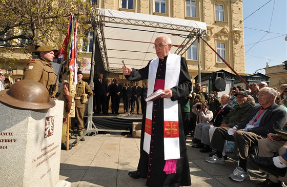 eskosloventí válení veteráni mají od úterý 8. kvtna pomník na rohu